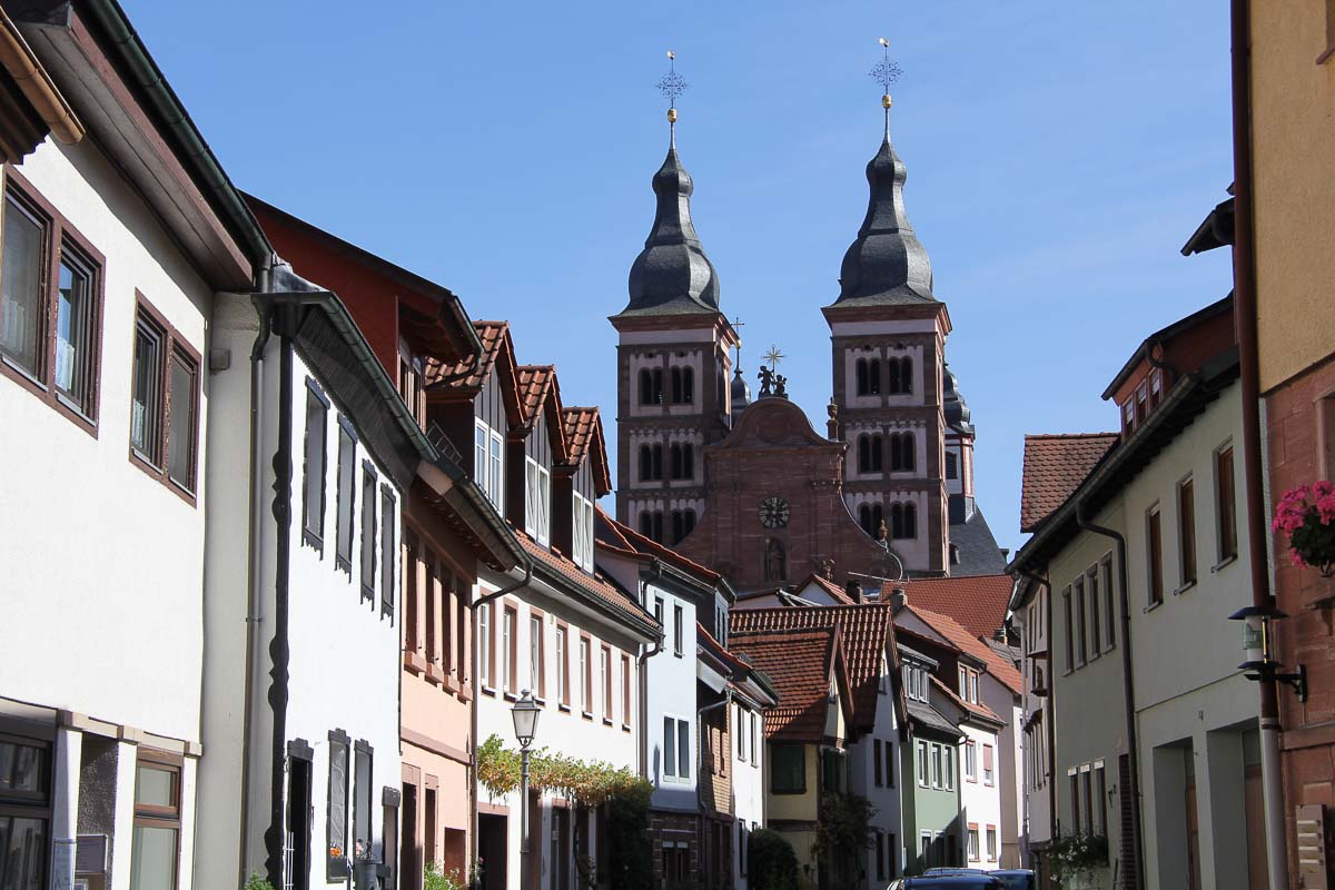 Blick auf Abteikirche in Amorbach