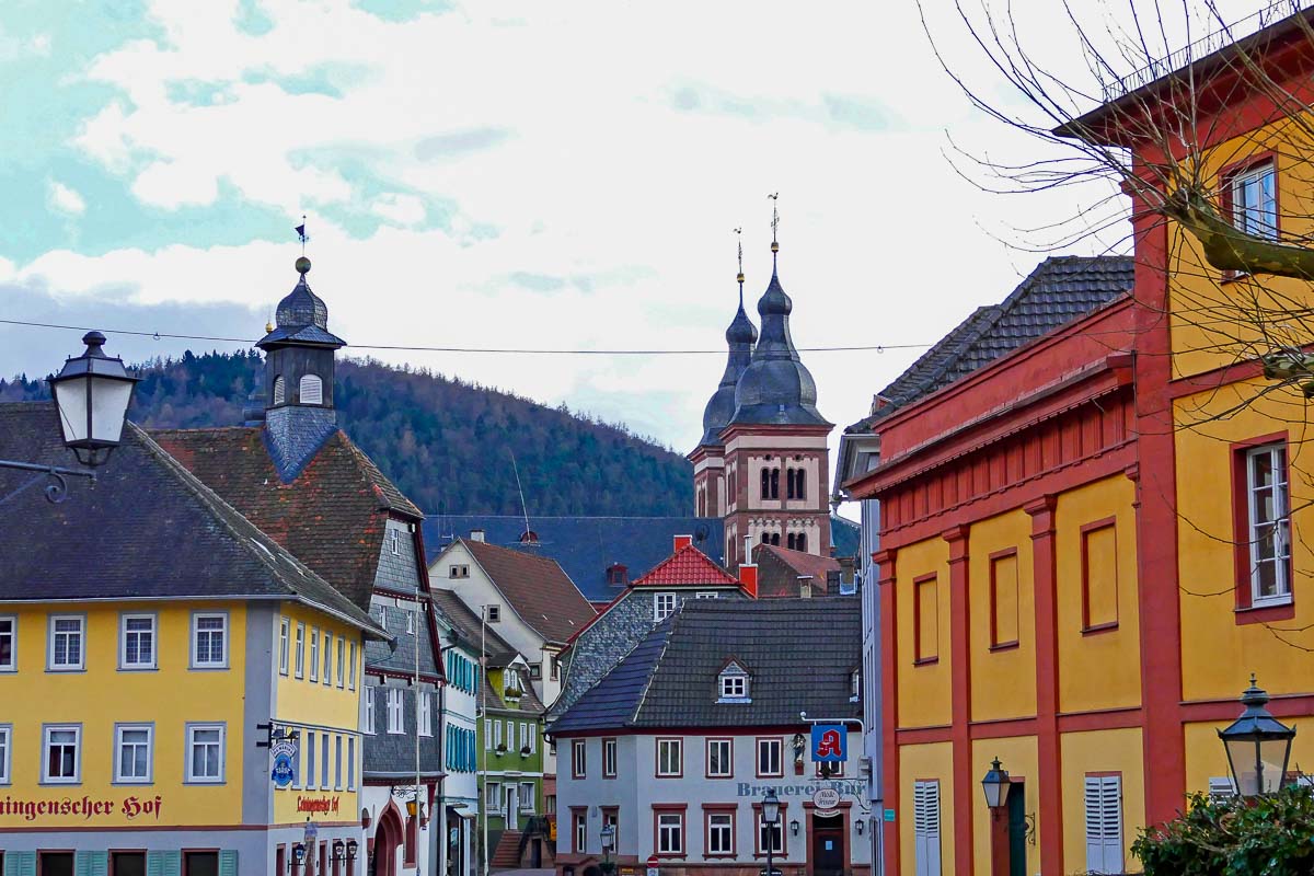 Ausblick auf Brauereigasthof Burkarth und Abteikirche Amorbach