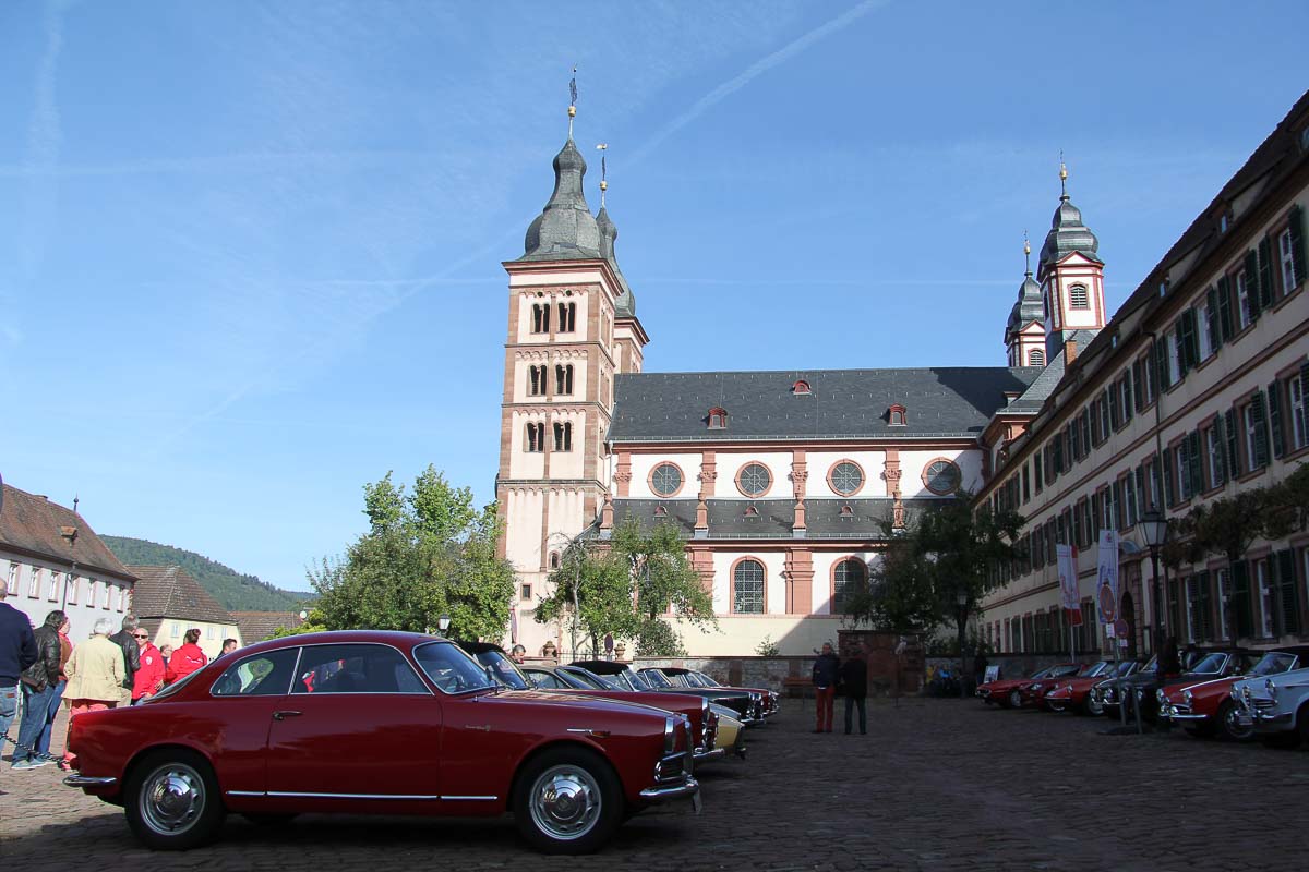 schlossplatz-amorbach-oldtimer-event-2 Blick auf das Tal von Amorbach im Sommer