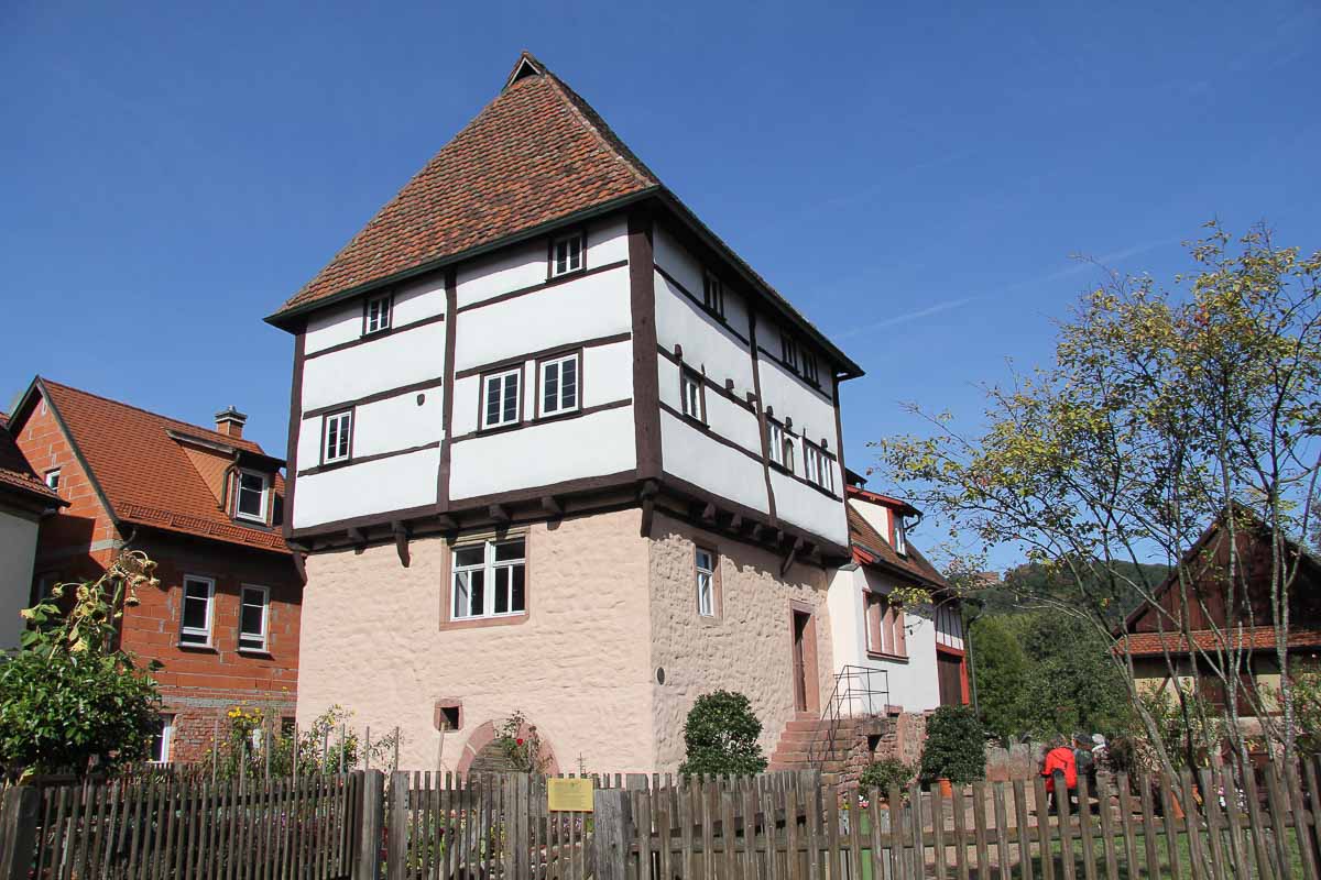 Blick auf das Templerhaus im Fachwerkstil