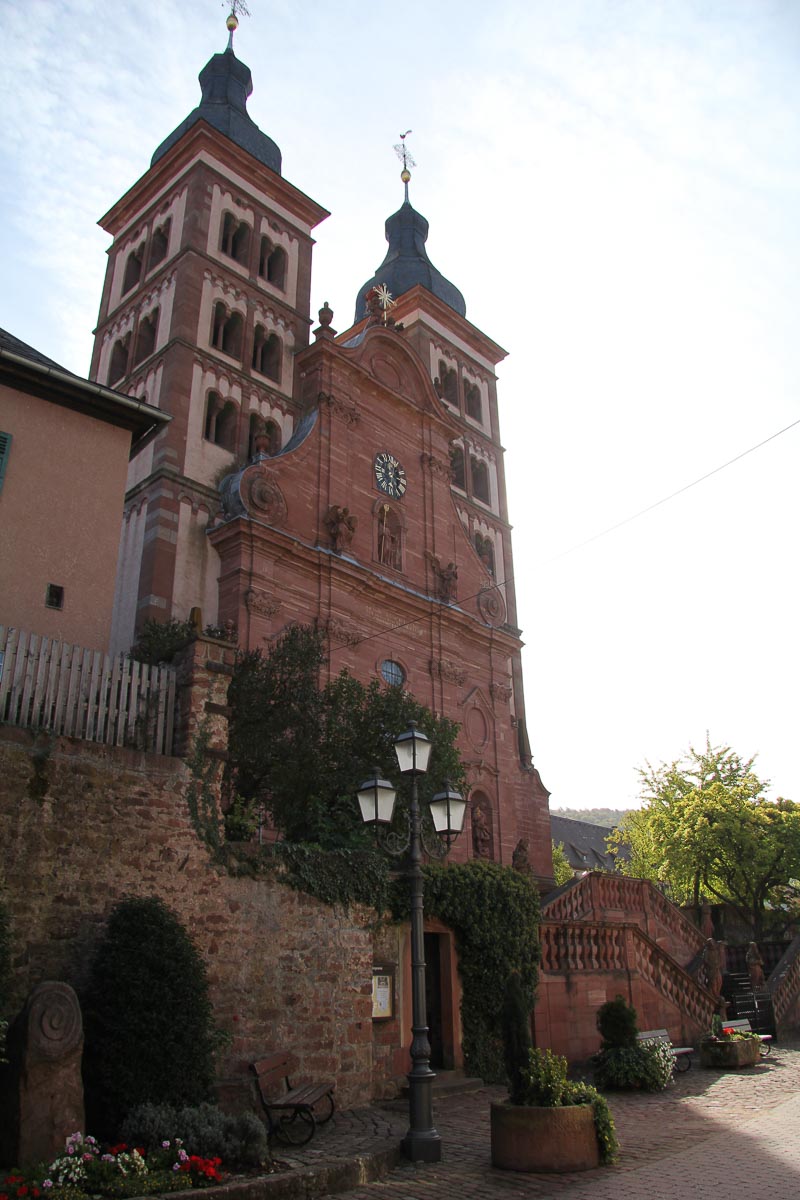 Blick auf die Westfront der Abteikirche